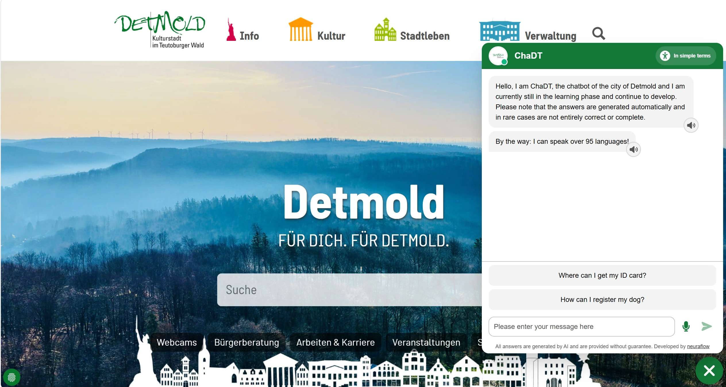 City of Detmold website with the green ChaDT assistant open, showing multilingual messaging and suggested municipal-service questions